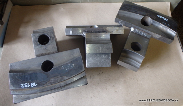 Čelisti na karusel š-76, výška 140, délka 195 (18132 (1).JPG)